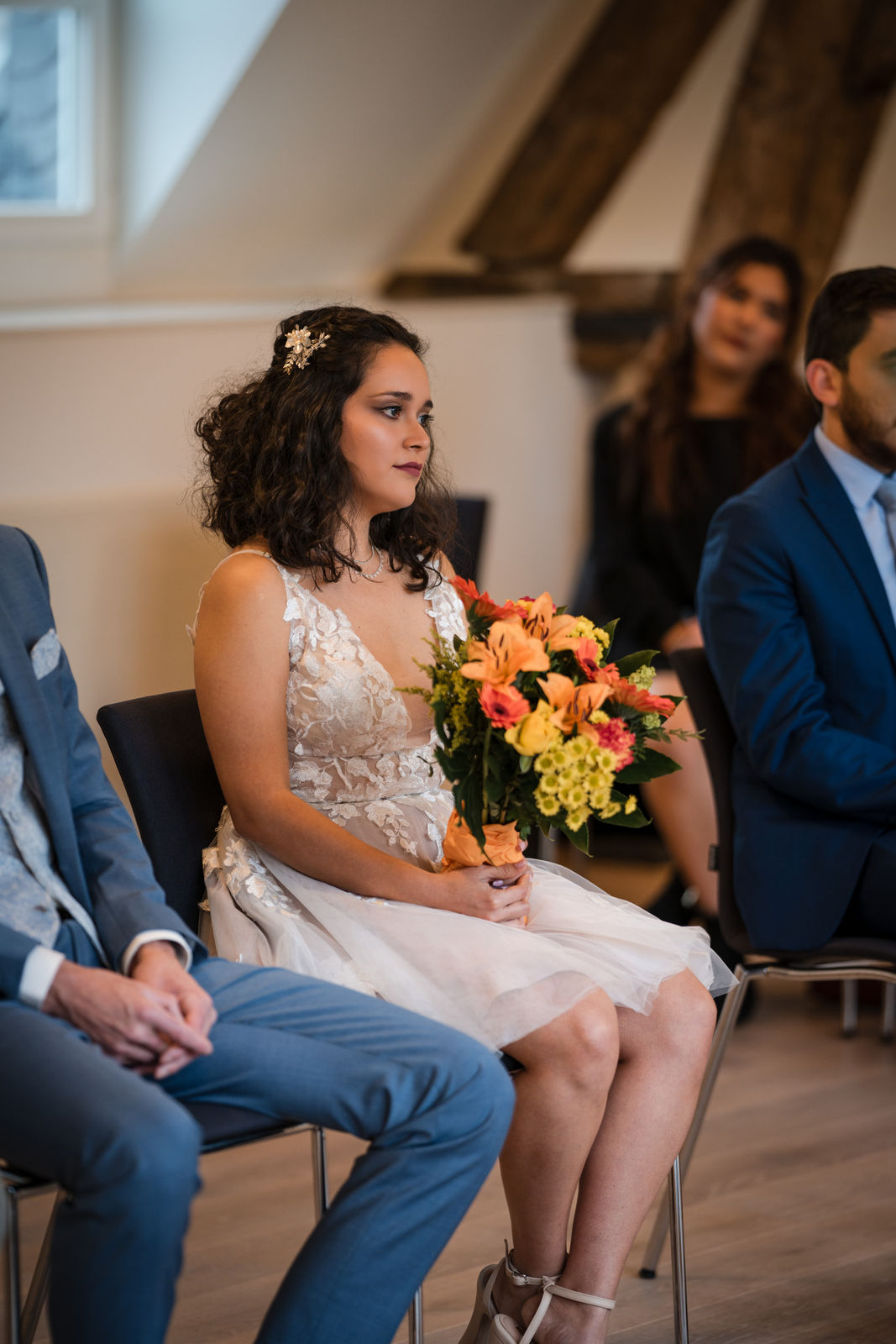 Braut mit Blumenstrauss im Standesamt
