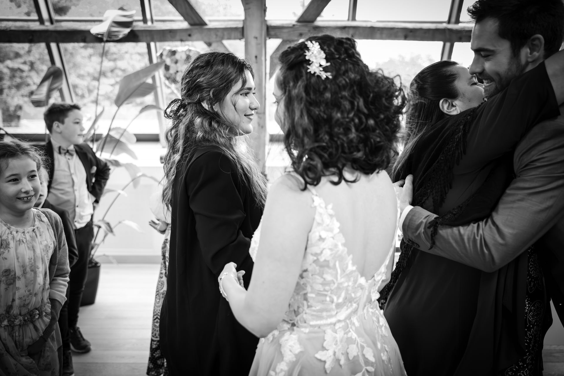Schwarzweisser Hochzeitsmoment waehrend der Trauung