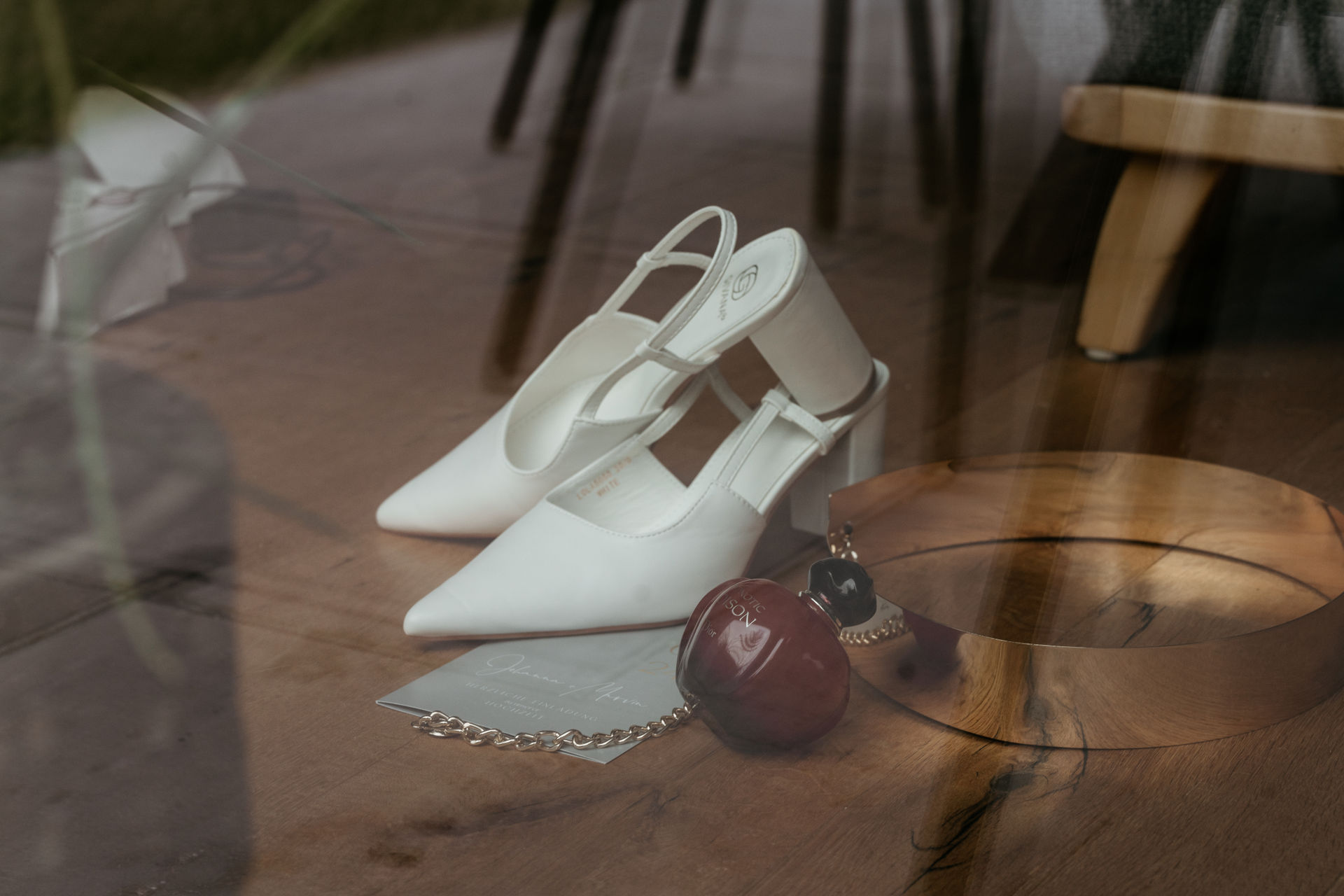 Hochzeitsdetails mit Ringen und Schuhen