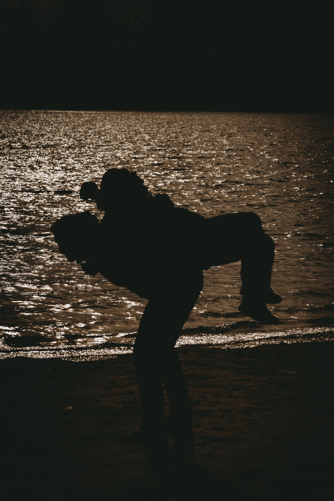 Silhouette eines Paares am Wasser