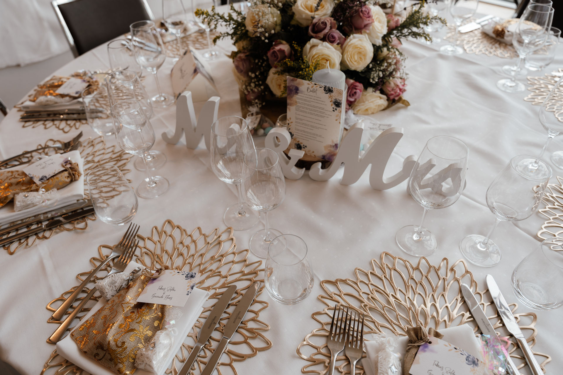 Festlich gedeckte Hochzeitstafel
