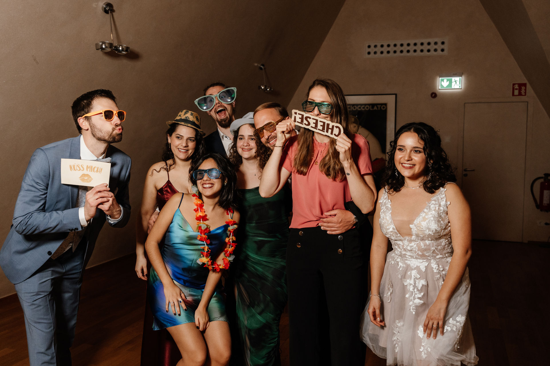 Fotobox-Gaeste mit Requisiten