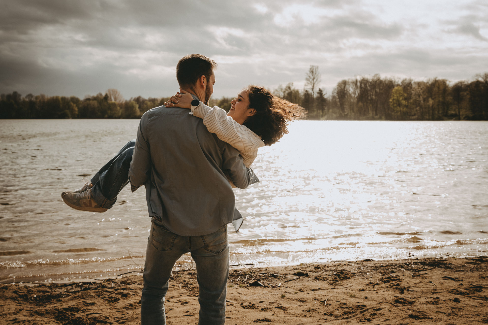Paarshooting am Wasser im Gegenlicht